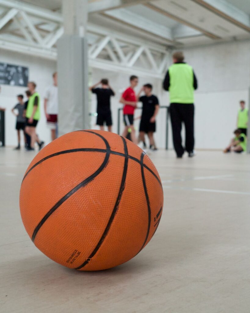 Basketball i multihallen på Højer Design Efterskole.