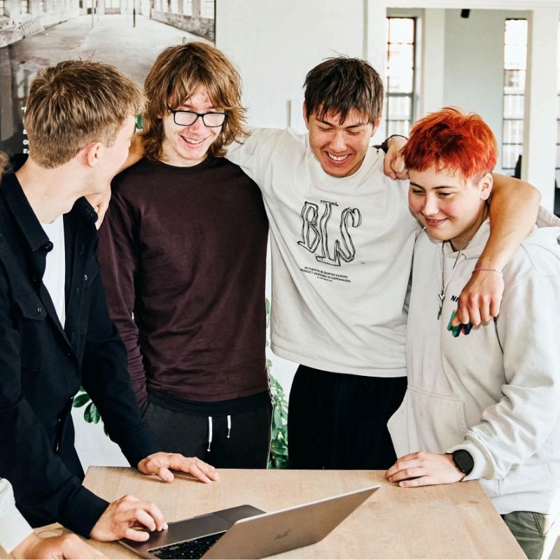 Elever på Højer Design Efterskole krammer.